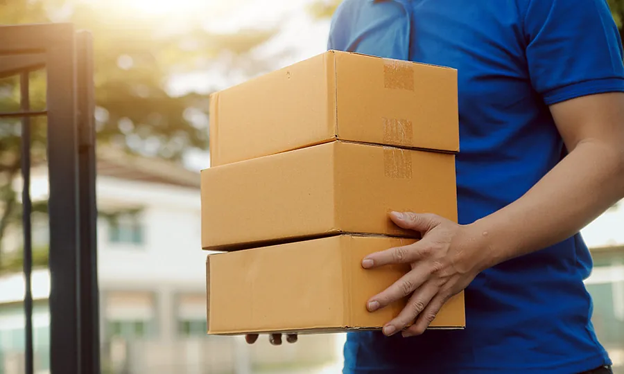 Hombre con caja